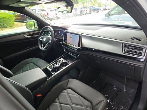 Used 2024 Volkswagen Atlas Cross Sport SE image 30