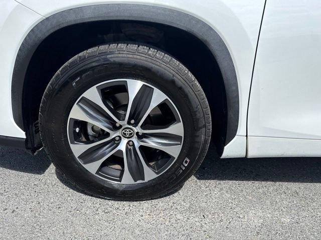 Used 2023 Toyota Highlander XLE FWD image 4