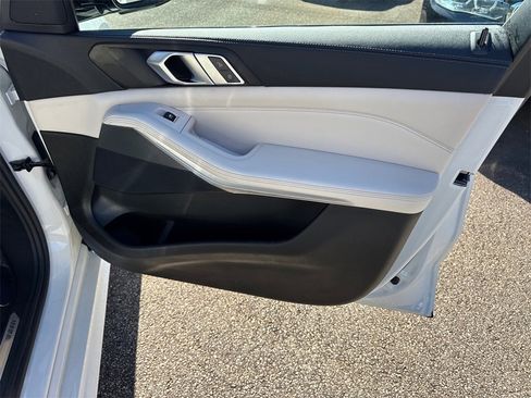 Used 2022 BMW X5 sDrive40i w/ M Sport Package image 14