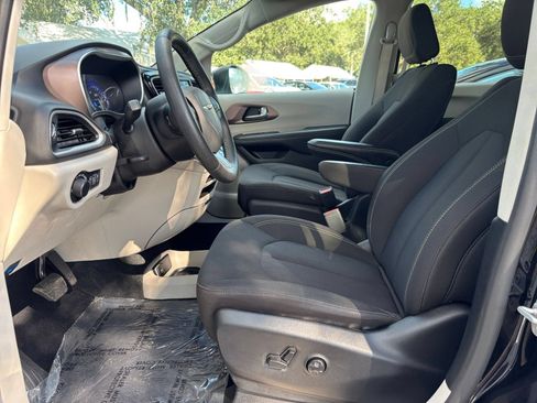 Used 2024 Chrysler Voyager LX FWD image 28