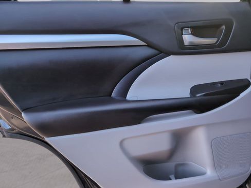 Used 2019 Toyota Highlander XLE image 30