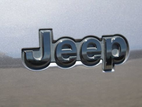 Used 2024 Jeep Grand Cherokee L Altitude AWD/4WD image 11