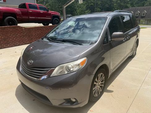 Used 2015 Toyota Sienna XLE w/ XLE Navigation Package FWD image 5