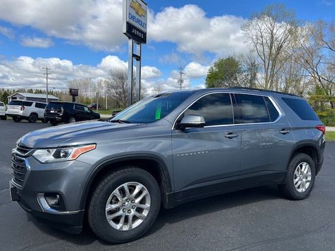 Used 2021 Chevrolet Traverse LT image 1