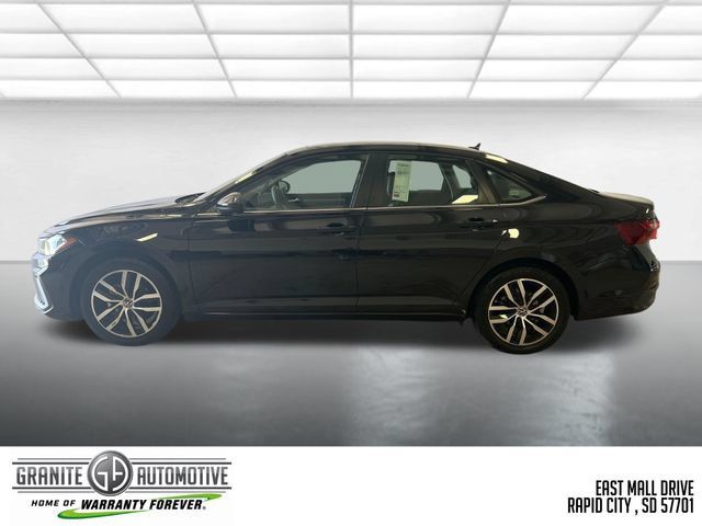 Used 2025 Volkswagen Jetta SE FWD image 2
