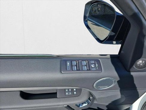 New 2025 Land Rover Discovery Dynamic SE image 29