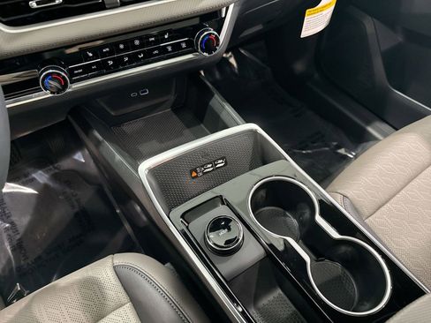 New 2026 Chevrolet Equinox LT w/ Convenience Package II FWD image 17