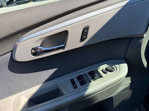 Used 2011 Chevrolet Traverse LS FWD image 15