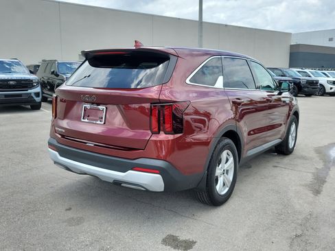 Used 2024 Kia Sorento LX FWD image 5