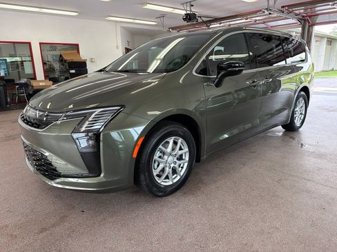 New 2027 Chrysler Pacifica Select FWD image 3