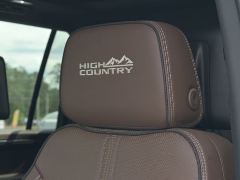 Used 2025 Chevrolet Suburban High Country AWD/4WD image 36