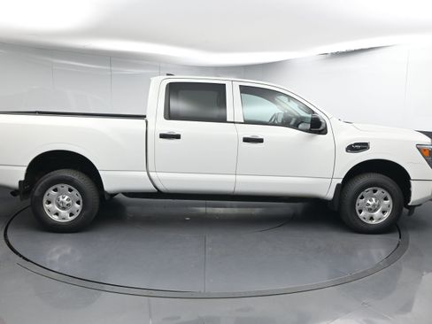 Used 2022 Nissan Titan S image 9