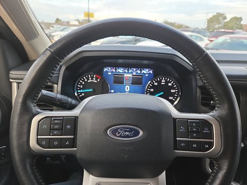 Used 2024 Ford Expedition XLT image 19