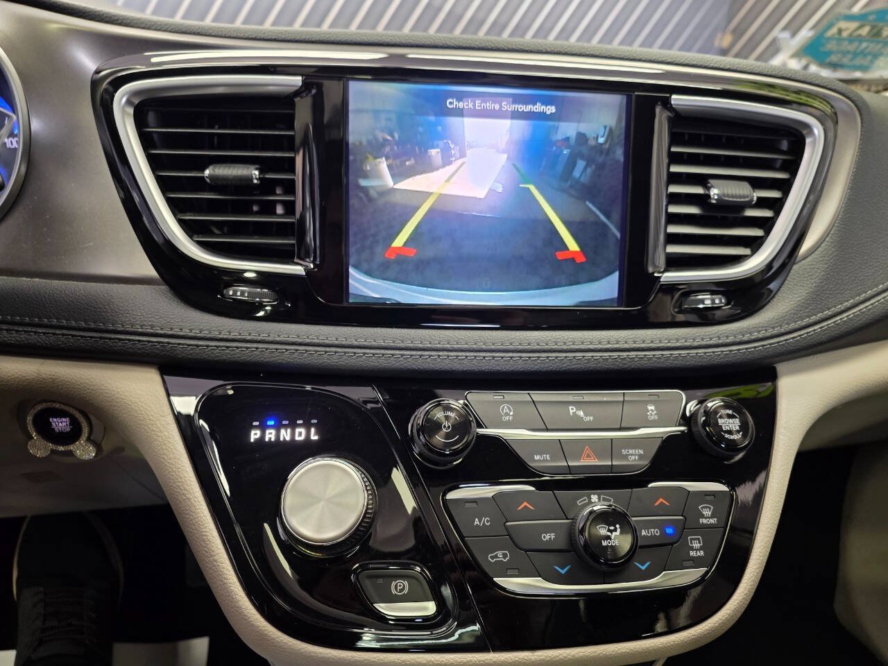 Used 2019 Chrysler Pacifica Limited FWD image 23