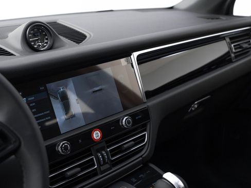 Certified 2025 Porsche Macan AWD/4WD image 22