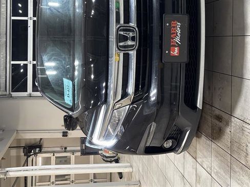 Used 2019 Honda Pilot Touring image 6