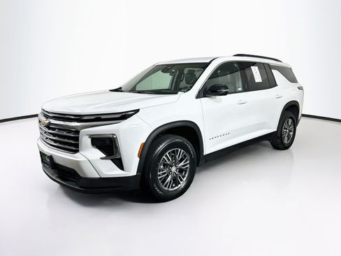 Used 2026 Chevrolet Traverse LT FWD image 3