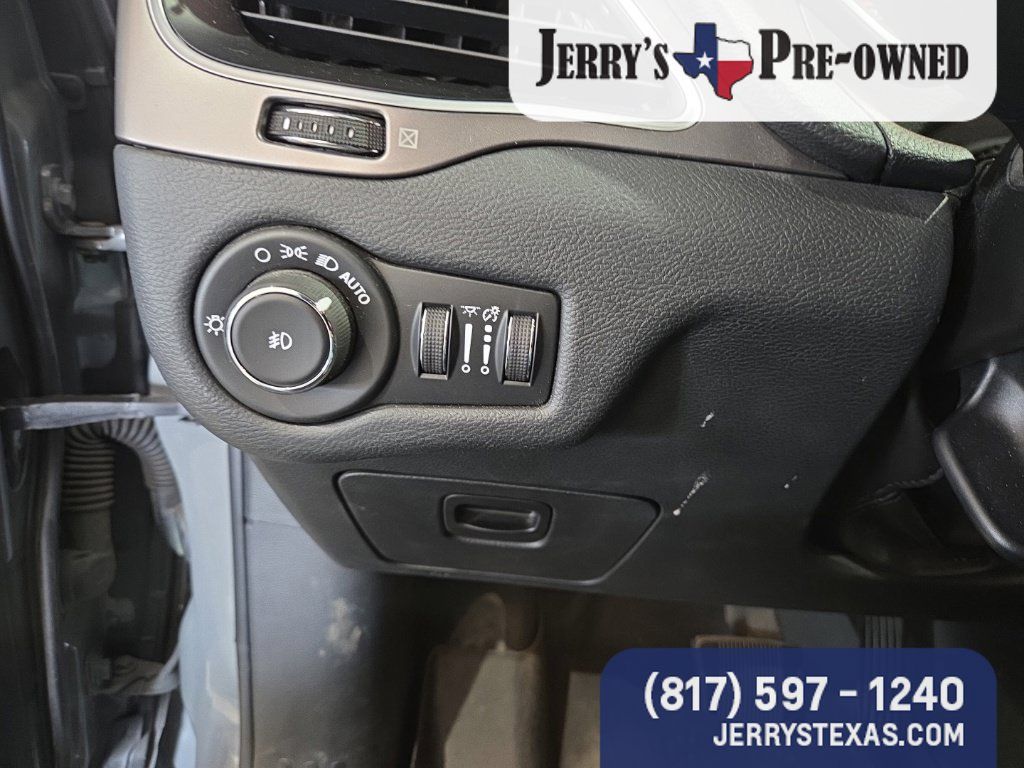 Used 2019 Jeep Cherokee Latitude Plus FWD image 12