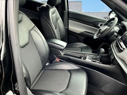 Used 2024 Jeep Compass Latitude image 14