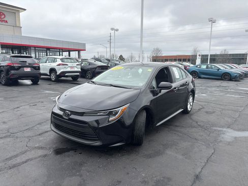 Used 2023 Toyota Corolla LE w/ LE Convenience Package image 3