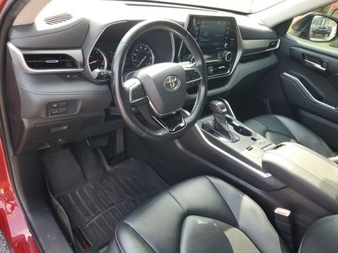 Used 2021 Toyota Highlander XLE FWD image 6