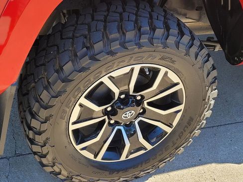 Used 2020 Toyota Tacoma TRD Sport w/ Technology Package image 6