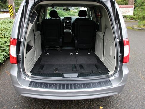 Used 2014 Chrysler Town & Country Touring image 19