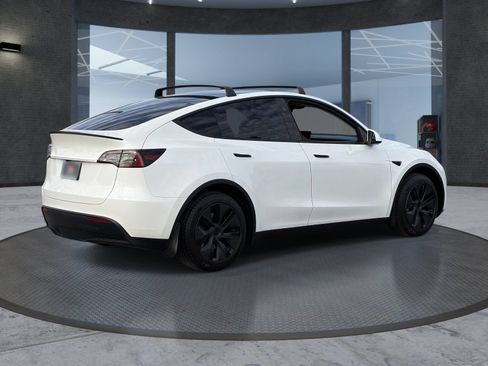 Used 2025 Tesla Model Y Long Range RWD image 6
