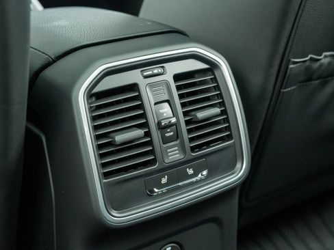 Certified 2025 Porsche Macan S AWD/4WD image 39