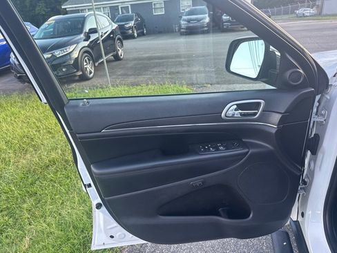 Used 2018 Jeep Grand Cherokee Limited image 15