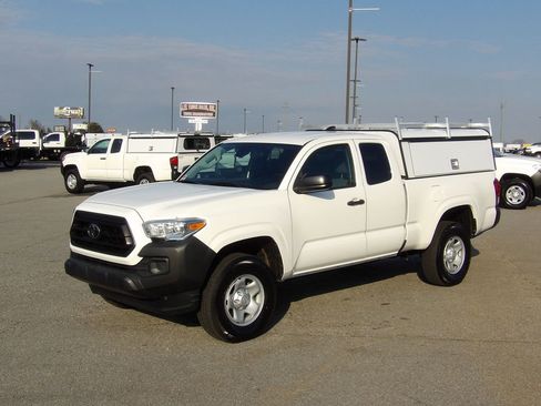 Used 2021 Toyota Tacoma SR image 3