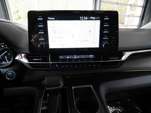 Used 2024 Toyota Sienna Limited AWD/4WD image 17