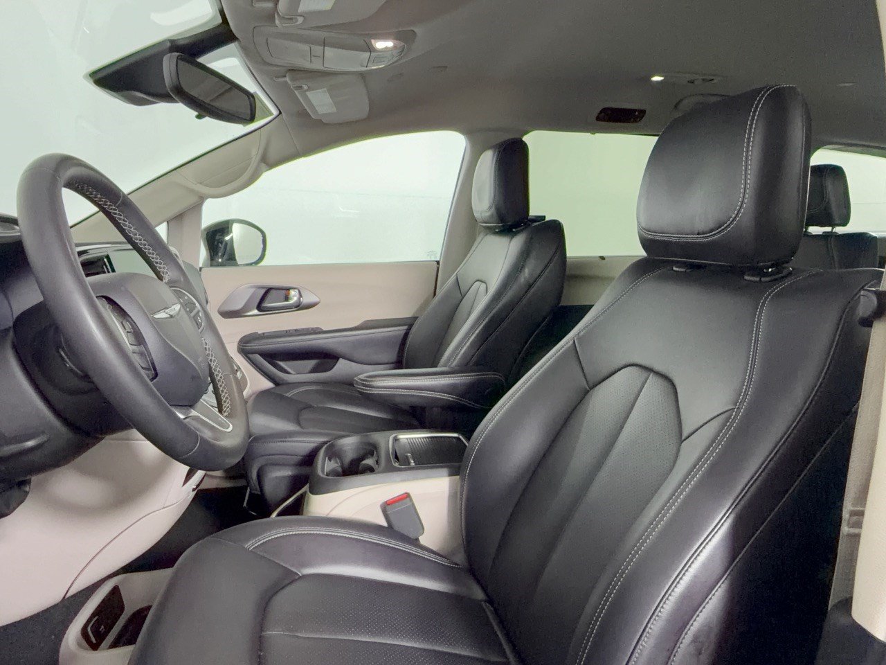 Used 2024 Chrysler Pacifica Touring-L FWD image 5