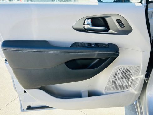 Used 2024 Chrysler Pacifica Touring-L image 12