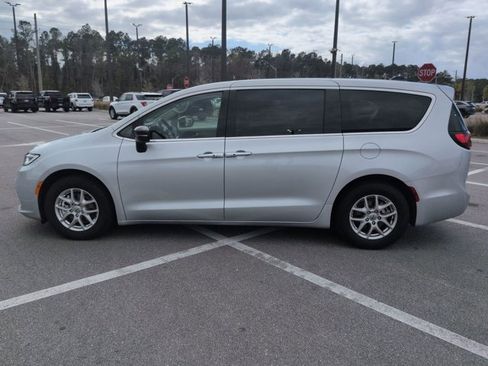 Used 2024 Chrysler Pacifica Touring-L image 9