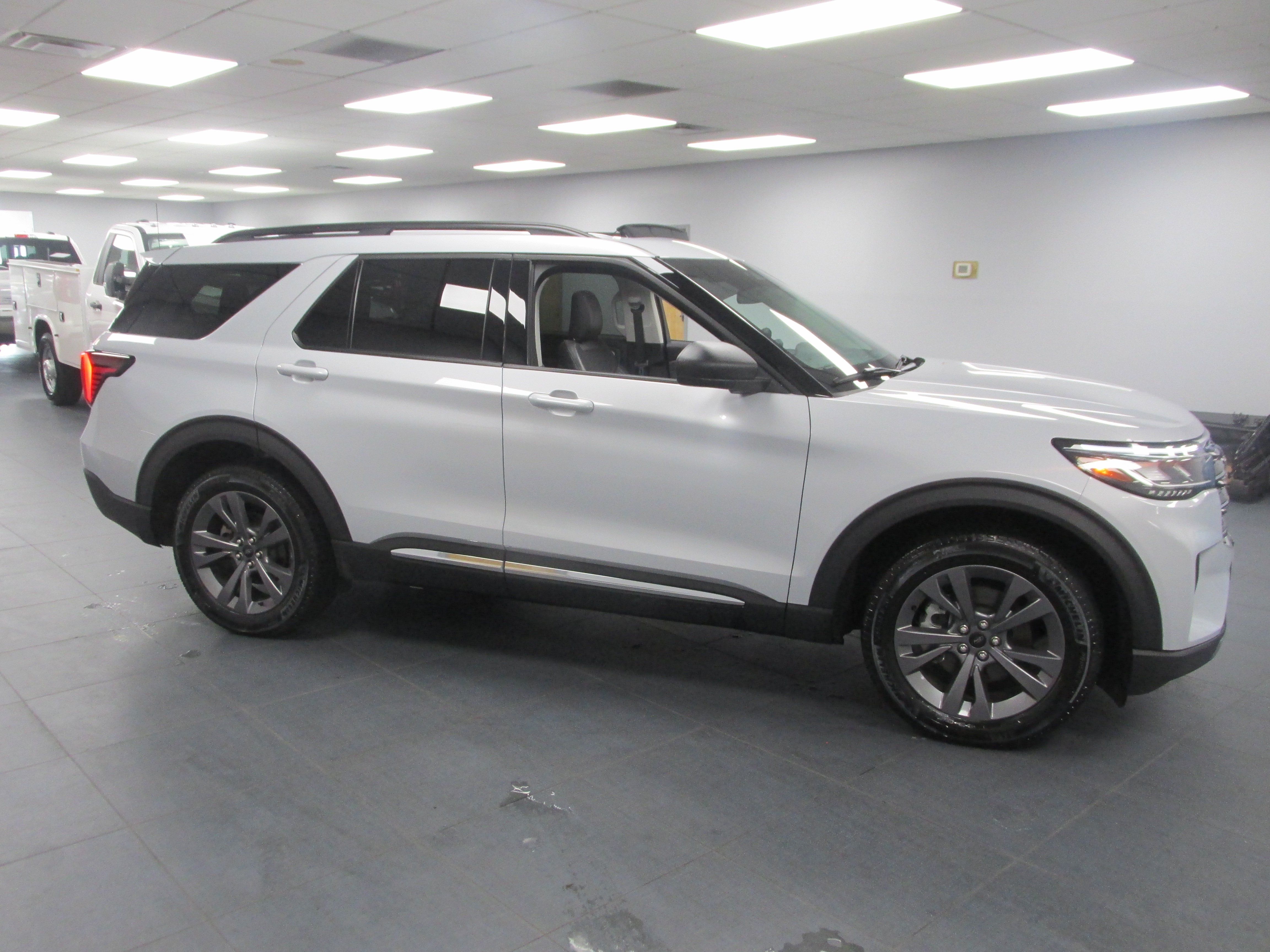 Used 2025 Ford Explorer Active w/ Active Comfort Package AWD/4WD image 4