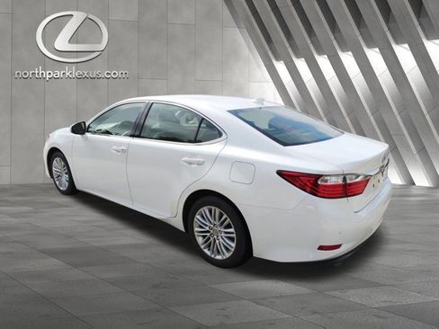 Used 2015 Lexus ES 350 w/ Luxury Package FWD image 2