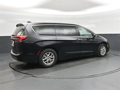 Used 2024 Chrysler Pacifica Touring-L image 3