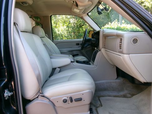 Used 2005 Chevrolet Suburban Z71 w/ Preferred Equipment Group image 21