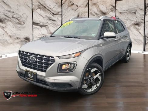 Used 2024 Hyundai Venue SEL FWD image 2