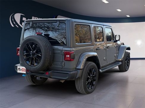 Used 2022 Jeep Wrangler Unlimited Sahara image 5