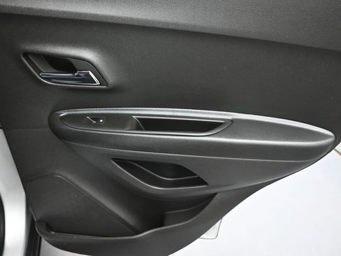 Used 2022 Chevrolet Trax LT w/ LT Convenience Package image 25