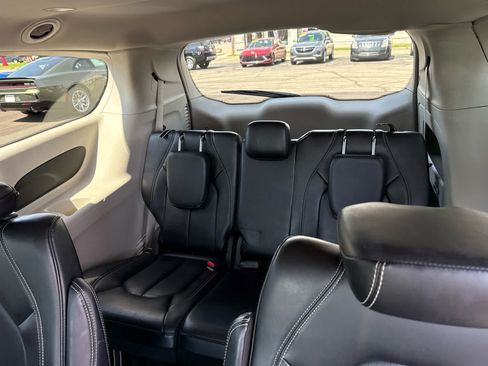 Used 2023 Chrysler Pacifica Touring-L FWD image 14