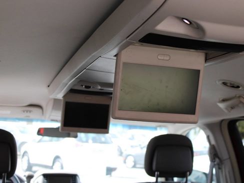 Used 2010 Chrysler Town & Country Touring w/ Entertainment Group #2 FWD image 19