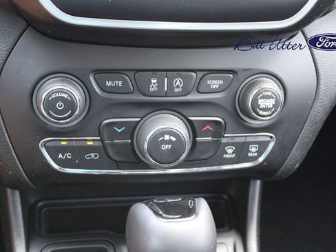 Used 2021 Jeep Cherokee Latitude Plus FWD image 17