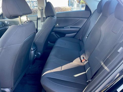 Used 2025 Hyundai Elantra SE image 11