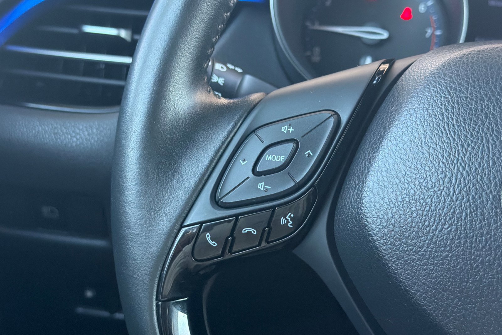 Used 2020 Toyota C-HR XLE FWD image 30