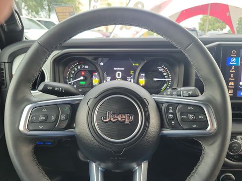 Used 2025 Jeep Wrangler Unlimited Sahara w/ Safety Group AWD/4WD image 15