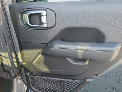 Used 2020 Jeep Gladiator Overland AWD/4WD image 17
