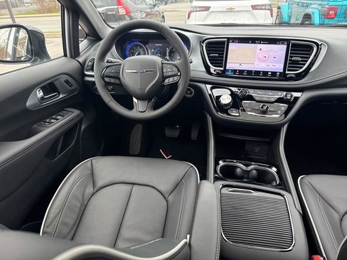 New 2026 Chrysler Pacifica Limited w/ S Appearance Package image 11